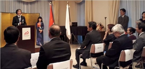 Giáo sư Trần Văn Thọ đọc diễn từ cảm ơn trong lễ kỷ niệm do Đại sứ quán Nhật Bản tổ chức chúc mừng Giáo sư Thọ nhận Huân chương Thụy Bảo của Thiên hoàng Nhật Bản ngày 15/8. (Ảnh: Phúc Tiến/nguoidothi.net). Giáo sư Trần Văn Thọ đọc diễn từ cảm ơn trong lễ kỷ niệm do Đại sứ quán Nhật Bản tổ chức chúc mừng Giáo sư Thọ nhận Huân chương Thụy Bảo của Thiên hoàng Nhật Bản ngày 15/8. (Ảnh: Phúc Tiến/nguoidothi.net).