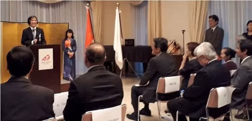 Giáo sư Trần Văn Thọ đọc diễn từ cảm ơn trong lễ kỷ niệm do Đại sứ quán Nhật Bản tổ chức chúc mừng Giáo sư Thọ nhận Huân chương Thụy Bảo của Thiên hoàng Nhật Bản ngày 15/8. (Ảnh: Phúc Tiến/nguoidothi.net).