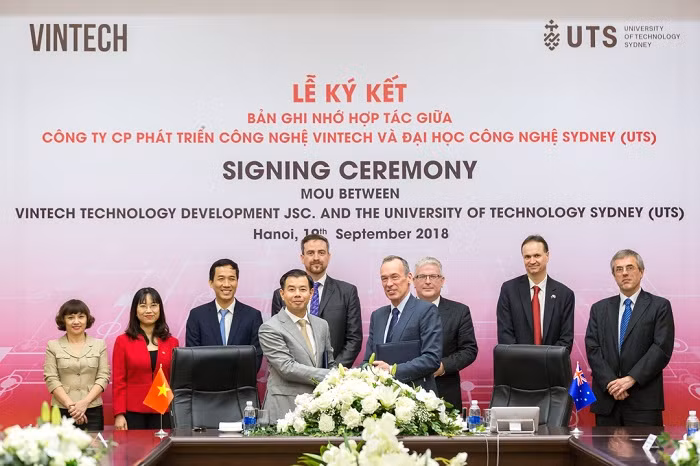 Ông Nguyễn Việt Quang (Phó Chủ tịch kiêm Tổng giám đốc Tập đoàn Vingroup) và ông Iain Watt, Phó chủ tịch Đại học Công nghệ Sydney bắt tay trao đổi Bản hợp tác.