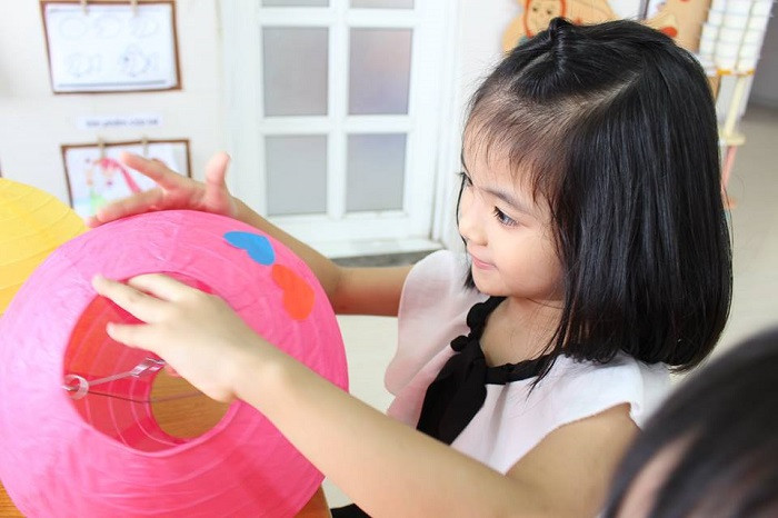 Gần 600 chiếc lồng đèn Trung Thu do chính tay các bạn học sinh Ban Mai làm để bán và gây quỹ Cộng đồng, tặng quà cho các em nhỏ có hoàn cảnh khó khăn.