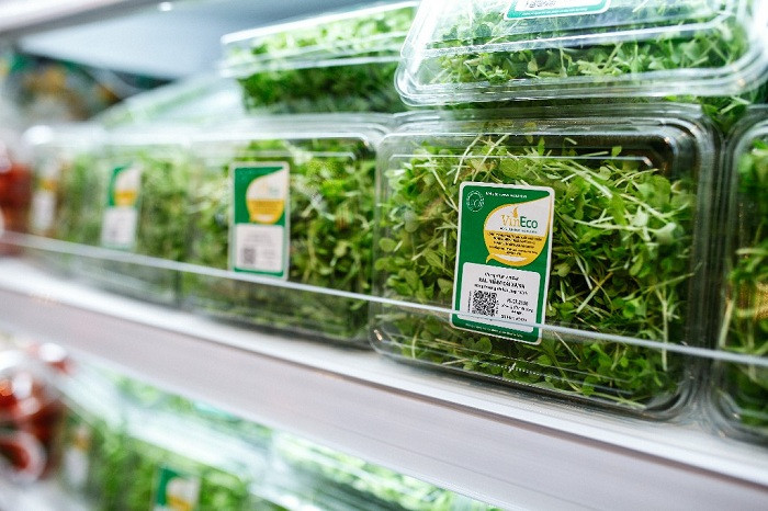 Sản phẩm rau mầm VinEco tươi ngon trên kệ hàng của siêu thị VinMart. Sản phẩm rau mầm VinEco tươi ngon trên kệ hàng của siêu thị VinMart.