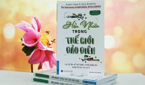 Cuốn "Hồn nhiên trong thế giới điên đảo" của tác giả Andy Cope (Ảnh: theo Boldsky).