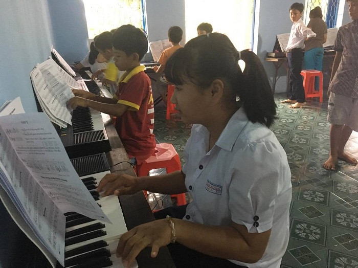 Ngoài học kiến thức, các em còn được học thêm đàn (Ảnh: tác giả cung cấp). Ngoài học kiến thức, các em còn được học thêm đàn (Ảnh: tác giả cung cấp).