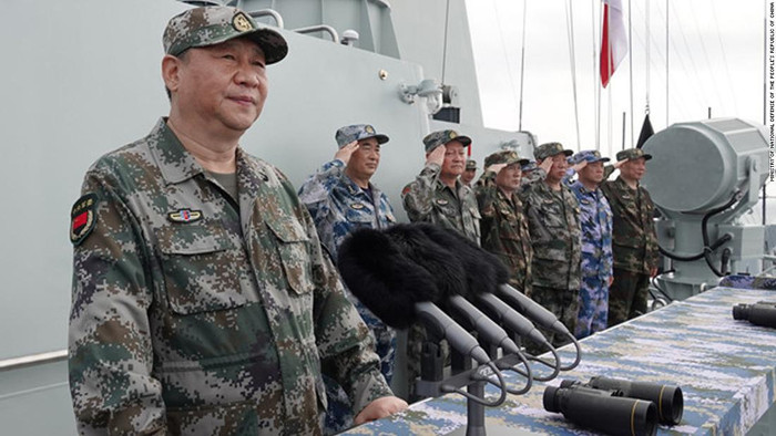 Tham vọng của Trung Quốc muốn độc chiếm Biển Đông và hiện thực hóa đường lưỡi bò không đổi, đặc biệt với 2 mũi chiến lược: quân sự hóa Biển Đông và thúc đẩy "gác tranh chấp, cùng khai thác". Ảnh minh họa: ông Tập Cận Bình trực tiếp quan sát một cuộc tập trận quy mô lớn ở Biển Đông, nguồn CNN. Tham vọng của Trung Quốc muốn độc chiếm Biển Đông và hiện thực hóa đường lưỡi bò không đổi, đặc biệt với 2 mũi chiến lược: quân sự hóa Biển Đông và thúc đẩy "gác tranh chấp, cùng khai thác". Ảnh minh họa: ông Tập Cận Bình trực tiếp quan sát một cuộc tập trận quy mô lớn ở Biển Đông, nguồn CNN.