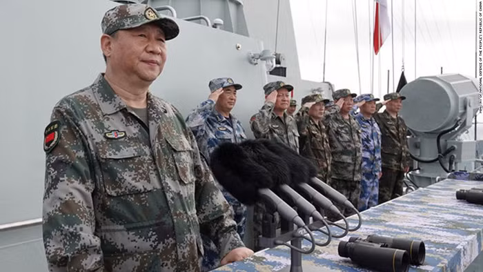 Tham vọng của Trung Quốc muốn độc chiếm Biển Đông và hiện thực hóa đường lưỡi bò không đổi, đặc biệt với 2 mũi chiến lược: quân sự hóa Biển Đông và thúc đẩy "gác tranh chấp, cùng khai thác". Ảnh minh họa: ông Tập Cận Bình trực tiếp quan sát một cuộc tập trận quy mô lớn ở Biển Đông, nguồn CNN.