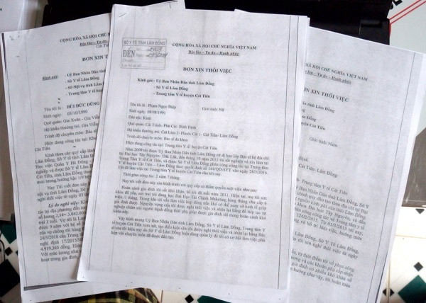 Xấp đơn xin nghỉ việc của các y, bác sĩ trẻ đang công tác tại Lâm Đồng.