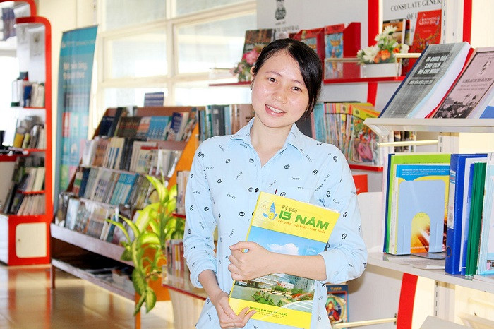 Tân thủ khoa vào những ngày đầu đặt chân đến Thư viện Trường. Tân thủ khoa vào những ngày đầu đặt chân đến Thư viện Trường.