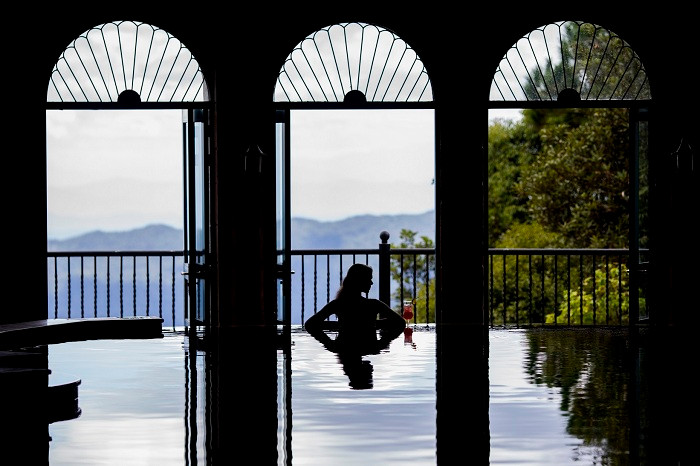 Du khách được thư giãn ngâm mình dưới làn nước ấm. Du khách được thư giãn ngâm mình dưới làn nước ấm.