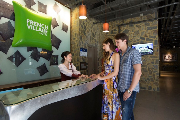 Phòng nghỉ được phân bổ trong bảy tòa nhà, đặt theo tên bảy thành phố nổi tiếng của nước Pháp. Phòng nghỉ được phân bổ trong bảy tòa nhà, đặt theo tên bảy thành phố nổi tiếng của nước Pháp.