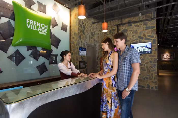 Phòng nghỉ được phân bổ trong bảy tòa nhà, đặt theo tên bảy thành phố nổi tiếng của nước Pháp.