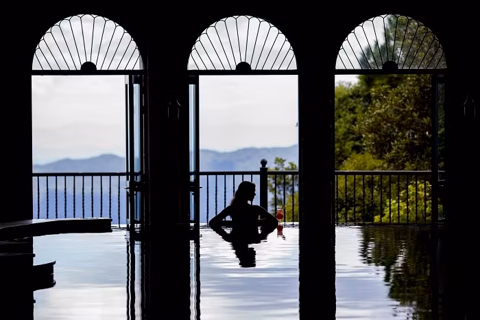 Du khách được thư giãn ngâm mình dưới làn nước ấm.