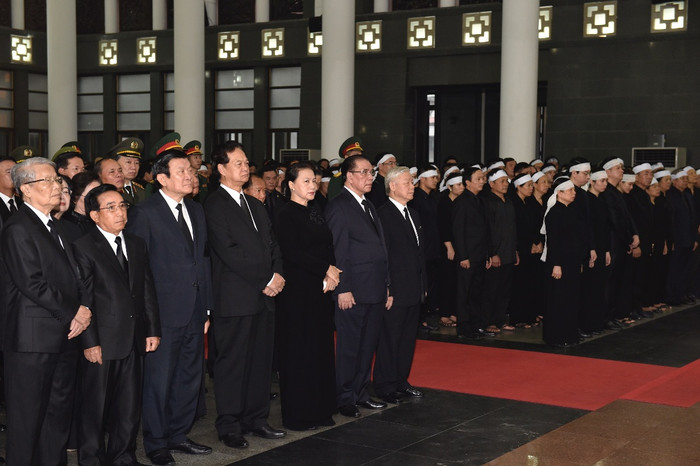 Các đồng chí lãnh đạo, nguyên lãnh đạo Đảng, Nhà nước cùng gia quyến Chủ tịch nước Trần Đại Quang. Ảnh VGP/Nhật Bắc Các đồng chí lãnh đạo, nguyên lãnh đạo Đảng, Nhà nước cùng gia quyến Chủ tịch nước Trần Đại Quang. Ảnh VGP/Nhật Bắc