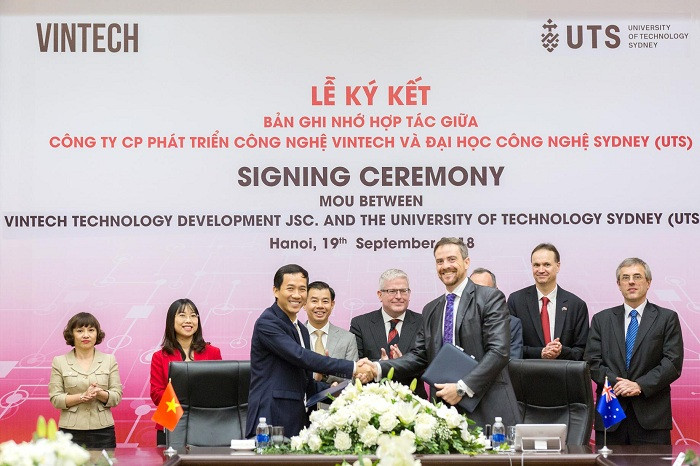 Ông Hồ Chí Dũng (Tổng Giám đốc Công Ty VinTech) bắt tay cam kết triển khai hợp tác với Ông Attila Brungs (Hiệu trưởng Đại học Công nghệ Sydney). Ông Hồ Chí Dũng (Tổng Giám đốc Công Ty VinTech) bắt tay cam kết triển khai hợp tác với Ông Attila Brungs (Hiệu trưởng Đại học Công nghệ Sydney).