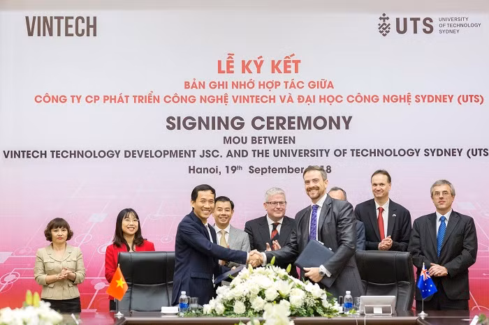 Ông Hồ Chí Dũng (Tổng Giám đốc Công Ty VinTech) bắt tay cam kết triển khai hợp tác với Ông Attila Brungs (Hiệu trưởng Đại học Công nghệ Sydney).