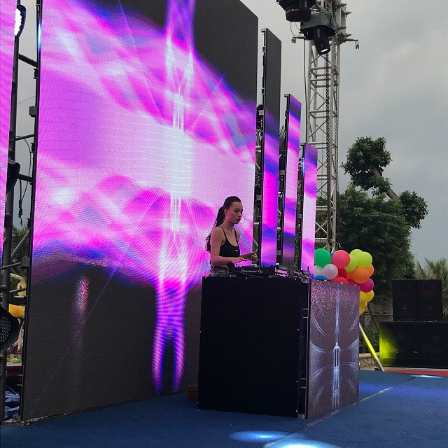 DJ Tit - cô nàng DJ đình đám nhất Việt Nam. DJ Tit - cô nàng DJ đình đám nhất Việt Nam.