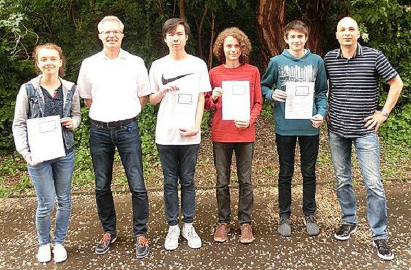 Nam (áo trắng đứng thứ 3 từ trái vào) cùng các bạn đạt giải trong cuộc thi (Ảnh: tác giả cung cấp). Nam (áo trắng đứng thứ 3 từ trái vào) cùng các bạn đạt giải trong cuộc thi (Ảnh: tác giả cung cấp).