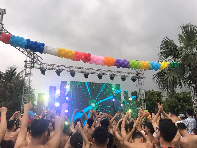 Bữa tiệc thu hút đông đảo người tham gia.