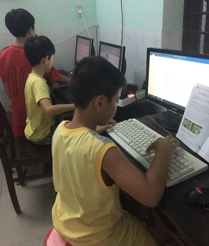 Ngoài học Anh văn, các em còn được học vi tính (Ảnh: tác giả cung cấp). Ngoài học Anh văn, các em còn được học vi tính (Ảnh: tác giả cung cấp).