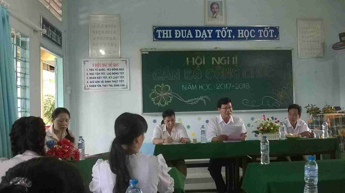 Hội nghị cán bộ công chức (Hình ảnh chỉ mang tính chất minh họa: thphuduca.pgdtamnong.edu.vn). Hội nghị cán bộ công chức (Hình ảnh chỉ mang tính chất minh họa: thphuduca.pgdtamnong.edu.vn).