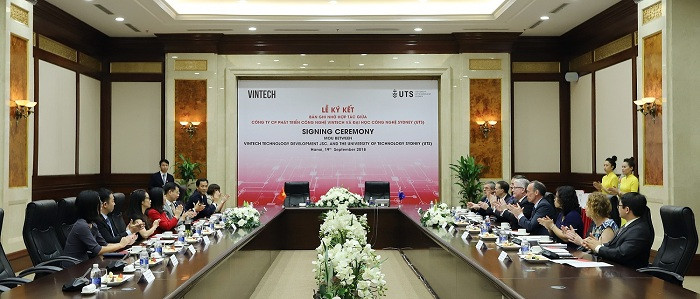 Lãnh đạo Tập đoàn Vingroup, VinTech và UTS trao đổi thống nhất công việc trước khi ký kết bản hợp tác. Lãnh đạo Tập đoàn Vingroup, VinTech và UTS trao đổi thống nhất công việc trước khi ký kết bản hợp tác.