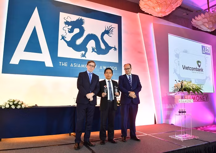 Đại diện Vietcombank, ông Nguyễn Mạnh Hùng - Ủy viên Hội đồng quản trị (đứng giữa) nhận giải thưởng do Tạp chí Asiamoney trao tặng.