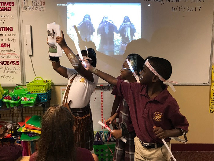 Các bạn trẻ khuyết tật tham gia vui chơi như những bạn trẻ bình thường. Các bạn trẻ khuyết tật tham gia vui chơi như những bạn trẻ bình thường.