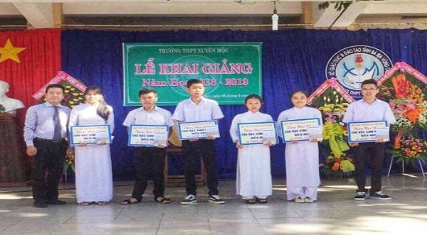 Thầy Ngô Văn Phong, trao học bổng tại Trường trung học phổ thông Xuyên Mộc năm học 2018-2019 (Ảnh: tác giả cung cấp).