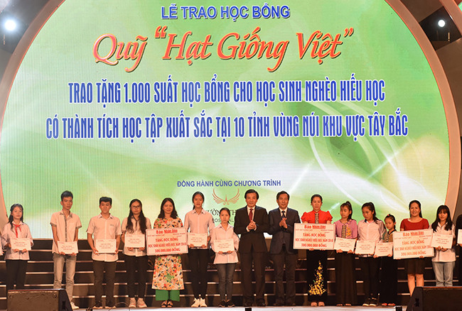 Ông Thuận Hữu, Uỷ viên Ban chấp hành Trung ương Đảng, Tổng Biên tập Báo Nhân Dân, Phó trưởng Ban Tuyên giáo Trung ương, Chủ tịch Hội Nhà báo Việt Nam và ông Trần Văn Sơn, Uỷ viên Ban chấp hành Trung ương Đảng, Bí thư Tỉnh uỷ, Trưởng đoàn Đại biểu Quốc hội tỉnh Điện Biên trao học bổng cho các em học sinh. Ông Thuận Hữu, Uỷ viên Ban chấp hành Trung ương Đảng, Tổng Biên tập Báo Nhân Dân, Phó trưởng Ban Tuyên giáo Trung ương, Chủ tịch Hội Nhà báo Việt Nam và ông Trần Văn Sơn, Uỷ viên Ban chấp hành Trung ương Đảng, Bí thư Tỉnh uỷ, Trưởng đoàn Đại biểu Quốc hội tỉnh Điện Biên trao học bổng cho các em học sinh.