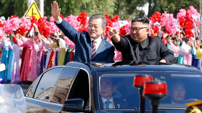 Tổng thống Moon Jae In và Chủ tịch Kim Jong Un dự lễ diễu hành tại thủ đô Bình Nhưỡng ngày 18/9/2018 (Nguồn ảnh: cnn.com). Tổng thống Moon Jae In và Chủ tịch Kim Jong Un dự lễ diễu hành tại thủ đô Bình Nhưỡng ngày 18/9/2018 (Nguồn ảnh: cnn.com).