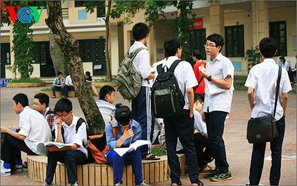 Các em học sinh quay cuồng trong vòng quay vào lớp chọn (Ảnh minh họa: vov.vn). Các em học sinh quay cuồng trong vòng quay vào lớp chọn (Ảnh minh họa: vov.vn).