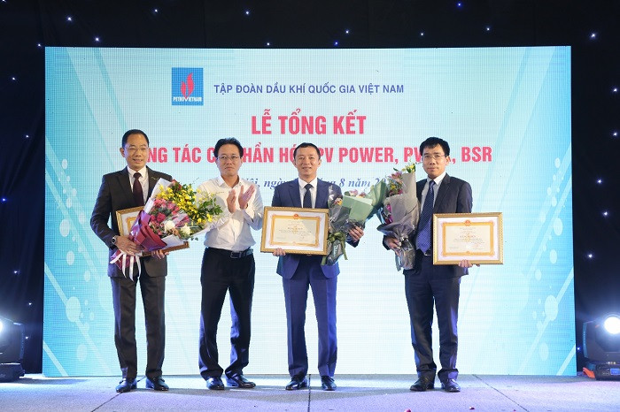 Tổng giám đốc PVN Nguyễn Vũ Trường Sơn trao Bằng khen cho 3 đơn vị thực hiện thành công công tác cổ phần hóa doanh nghiệp. Tổng giám đốc PVN Nguyễn Vũ Trường Sơn trao Bằng khen cho 3 đơn vị thực hiện thành công công tác cổ phần hóa doanh nghiệp.