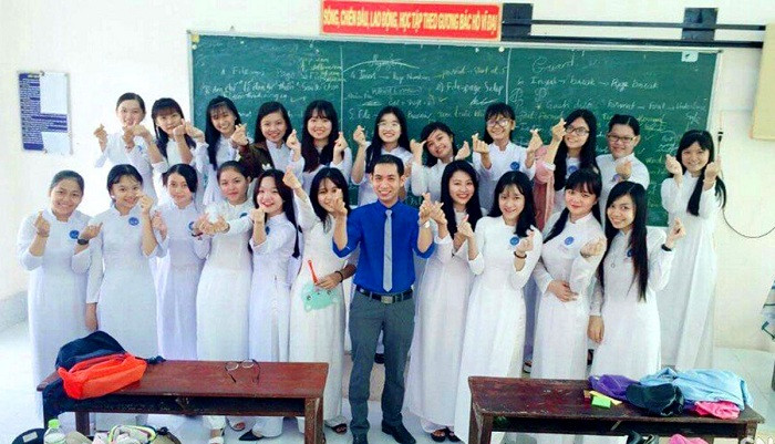 Ngọc Minh từng là học sinh lớp 12A9 Trường trung học phổ thông Long Xuyên. Ngọc Minh từng là học sinh lớp 12A9 Trường trung học phổ thông Long Xuyên.