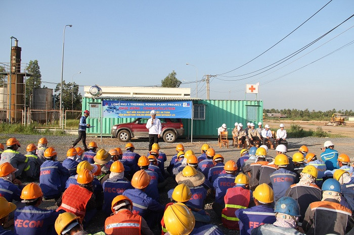 Người lao động PTSC họp giao ban trên công trường Nhà máy nhiệt điện Long Phú 1. Người lao động PTSC họp giao ban trên công trường Nhà máy nhiệt điện Long Phú 1.