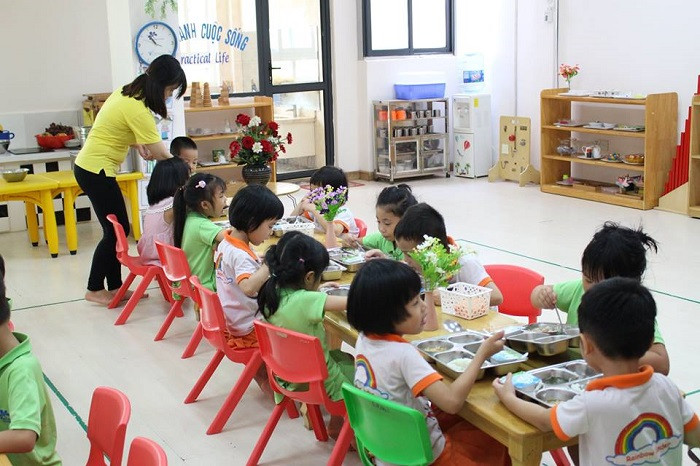 Bữa trưa Hạnh Phúc của các bạn nhỏ tại trường Mầm Non Ban Mai. Khoảng cách của những bất hạnh, khó khăn được xóa đi chỉ còn lại là tình yêu thương đùm bọc sẻ chia. Các con có quyền được ước mơ như bao bạn nhỏ khác. Trung Thu 2018 tại Ban Mai, các con đã có chung 1 ước mơ trẻ thơ ước mơ 1 ngày mai tươi sáng.