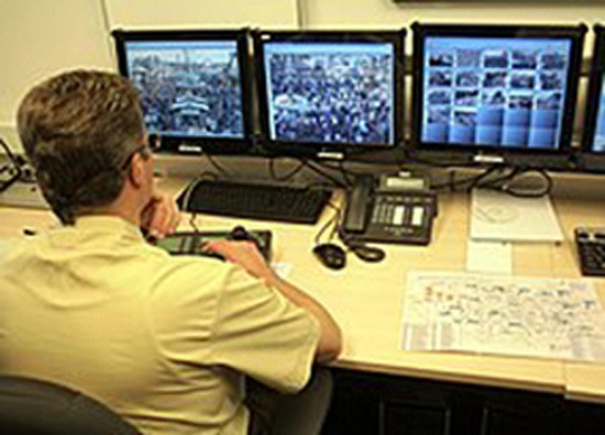 Cảnh sát thường trực kiểm tra an toàn của hội bia.