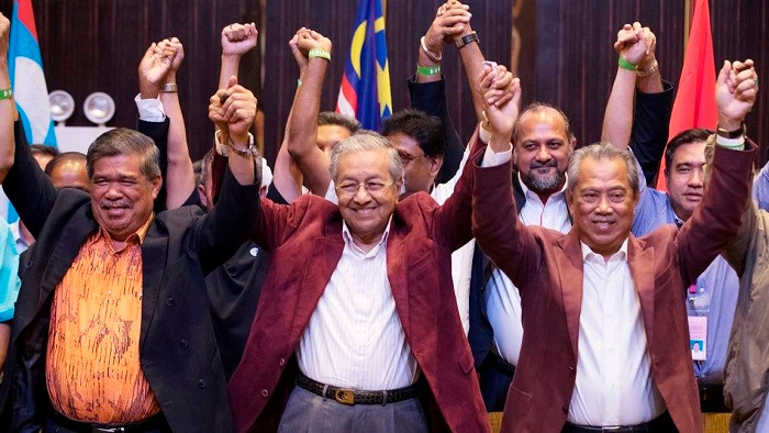 Thủ tướng Malaysia, Mahathir Mohamad (giữa) mừng chiến thắng trong cuộc tổng tuyển cử 2018. (Nguồn ảnh: AP).