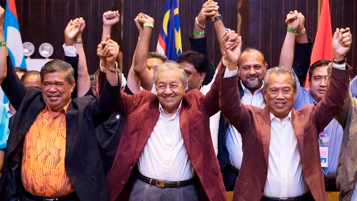 Thủ tướng Malaysia, Mahathir Mohamad (giữa) mừng chiến thắng trong cuộc tổng tuyển cử 2018. (Nguồn ảnh: AP).