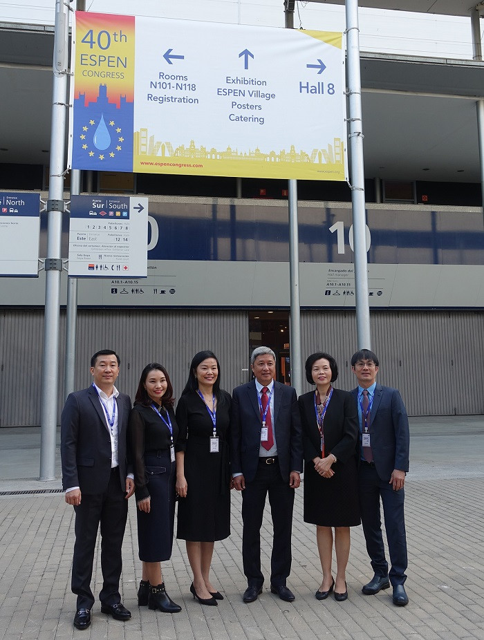 Đại diện lãnh đạo Bệnh viện Chợ Rẫy và Vinamilk tham dự Hội nghị dinh dưỡng lâm sàng quốc tế ESPEN 2018 tại thành phố Madrid, Tây Ban Nha. Đại diện lãnh đạo Bệnh viện Chợ Rẫy và Vinamilk tham dự Hội nghị dinh dưỡng lâm sàng quốc tế ESPEN 2018 tại thành phố Madrid, Tây Ban Nha.