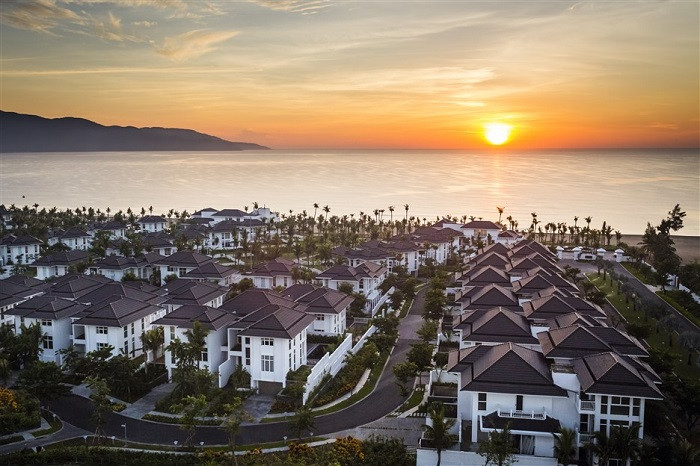 118 ngôi biệt thự ven biển đẳng cấp mang kiến trúc độc đáo, hiện đại, được thiết kế theo hướng mở chan hòa với thiên nhiên. 118 ngôi biệt thự ven biển đẳng cấp mang kiến trúc độc đáo, hiện đại, được thiết kế theo hướng mở chan hòa với thiên nhiên.