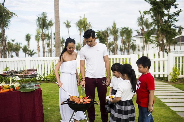 Tiệc nướng BBQ ngoài trời cùng cả gia đình. Tiệc nướng BBQ ngoài trời cùng cả gia đình.