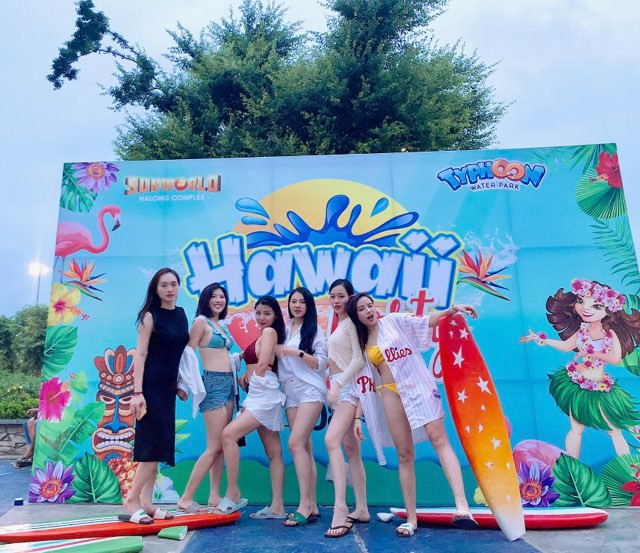 Những cô gái trẻ trung, bốc lửa cùng nhau tham gia bữa tiệc. Những cô gái trẻ trung, bốc lửa cùng nhau tham gia bữa tiệc.