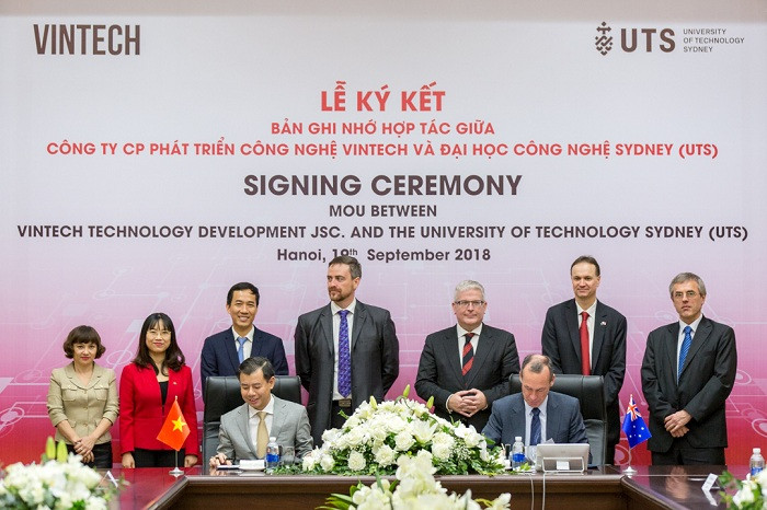 Ông Nguyễn Việt Quang (Phó Chủ tịch kiêm Tổng giám đốc Tập đoàn Vingroup) và ông Iain Watt, Phó chủ tịch Đại học Công nghệ Sydney ký chứng kiến Bản hợp tác. Ông Nguyễn Việt Quang (Phó Chủ tịch kiêm Tổng giám đốc Tập đoàn Vingroup) và ông Iain Watt, Phó chủ tịch Đại học Công nghệ Sydney ký chứng kiến Bản hợp tác.