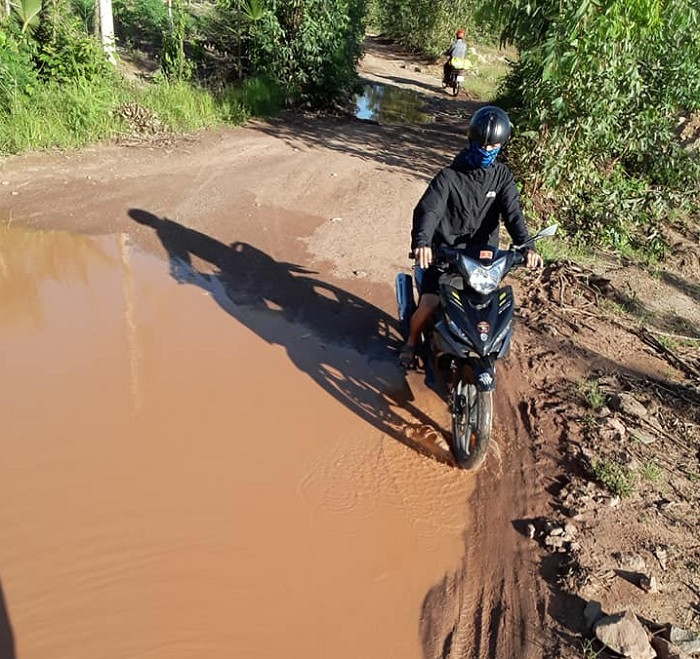 Con đường đi đầy khó khăn, lầy lội và trơn trượt (Ảnh: tác giả cung cấp). Con đường đi đầy khó khăn, lầy lội và trơn trượt (Ảnh: tác giả cung cấp).