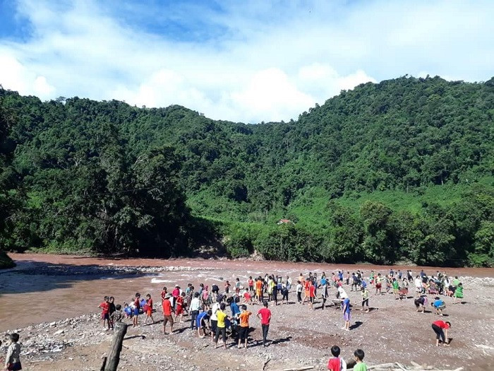 Thầy và trò Trường phổ thông dân tộc bán trú Trung học cơ sở Nậm Ngà tỉnh Lai Châu chuẩn bị lễ khai giảng (Ảnh: tác giả cung cấp). Thầy và trò Trường phổ thông dân tộc bán trú Trung học cơ sở Nậm Ngà tỉnh Lai Châu chuẩn bị lễ khai giảng (Ảnh: tác giả cung cấp).