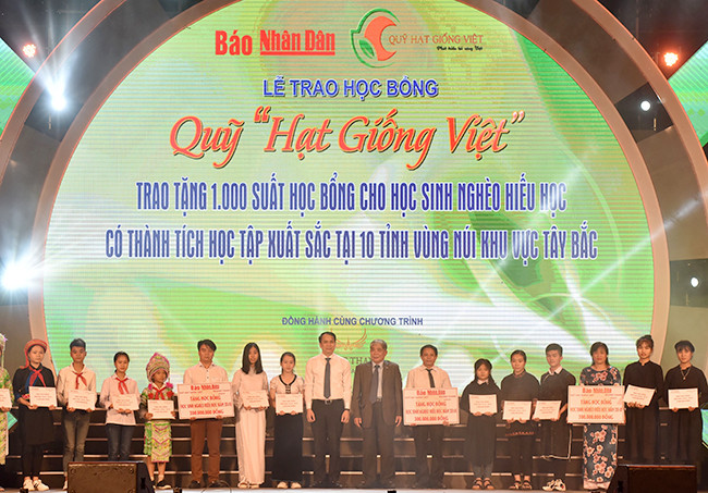 Ông Phạm Mạnh Hùng, Thứ trưởng Bộ Giáo dục và Đào tạo và ông Lê Thanh Thản, Chủ tịch Tập đoàn Mường Thanh trao học bổng cho các em học sinh. Ông Phạm Mạnh Hùng, Thứ trưởng Bộ Giáo dục và Đào tạo và ông Lê Thanh Thản, Chủ tịch Tập đoàn Mường Thanh trao học bổng cho các em học sinh.