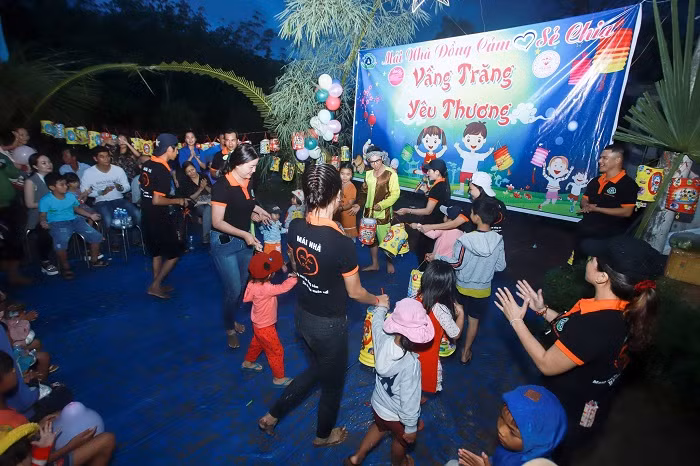 Các em nhỏ được cùng nhau chơi đùa vui vẻ bên chú Cuội, chị Hằng (Ảnh: tác giả cung cấp).