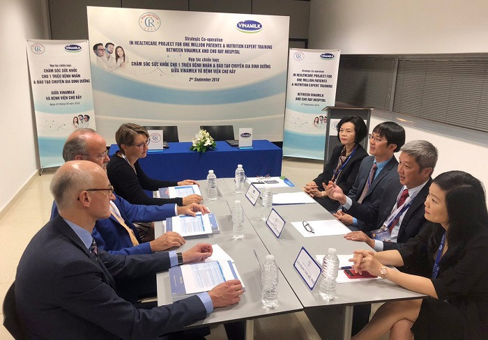 Đại diện lãnh đạo Bệnh viện Chợ Rẫy và Vinamilk cùng các Giáo sư đến từ Bệnh viện đại học Geneva trao đổi về lĩnh vực dinh dưỡng lâm sàng trong khuôn khổ buổi ký kết. Đại diện lãnh đạo Bệnh viện Chợ Rẫy và Vinamilk cùng các Giáo sư đến từ Bệnh viện đại học Geneva trao đổi về lĩnh vực dinh dưỡng lâm sàng trong khuôn khổ buổi ký kết.