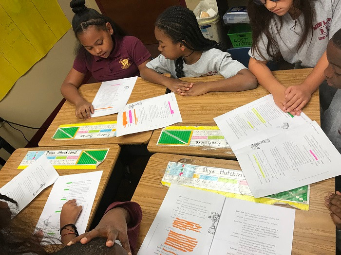 Các bạn khuyết tật tham gia học tập cùng những bạn trẻ bình thường khác. Các bạn khuyết tật tham gia học tập cùng những bạn trẻ bình thường khác.