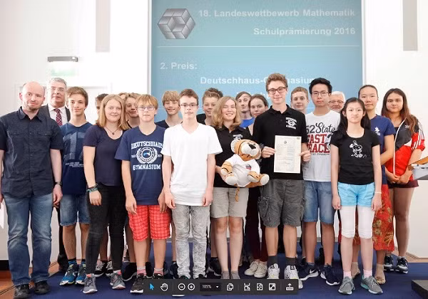 Phạm Nam (áo trắng đứng thứ 4 từ bên phải vào) cùng tham gia cuộc thi (Ảnh: tác giả cung cấp).