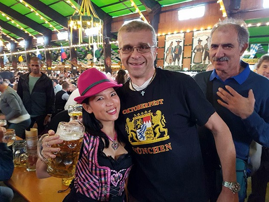 Cô gái Việt Nam phục vụ “bạn bia từ 4 phương” tại hội bia Munich.